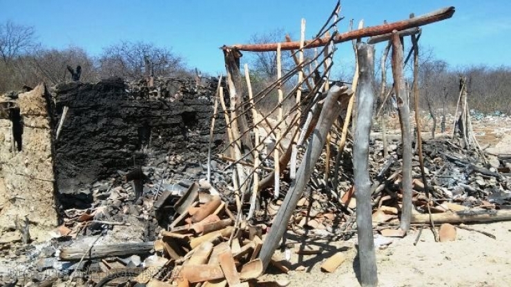 Idosa morre carbonizada durante incêndio em casa de taipa na zona rural de Altos